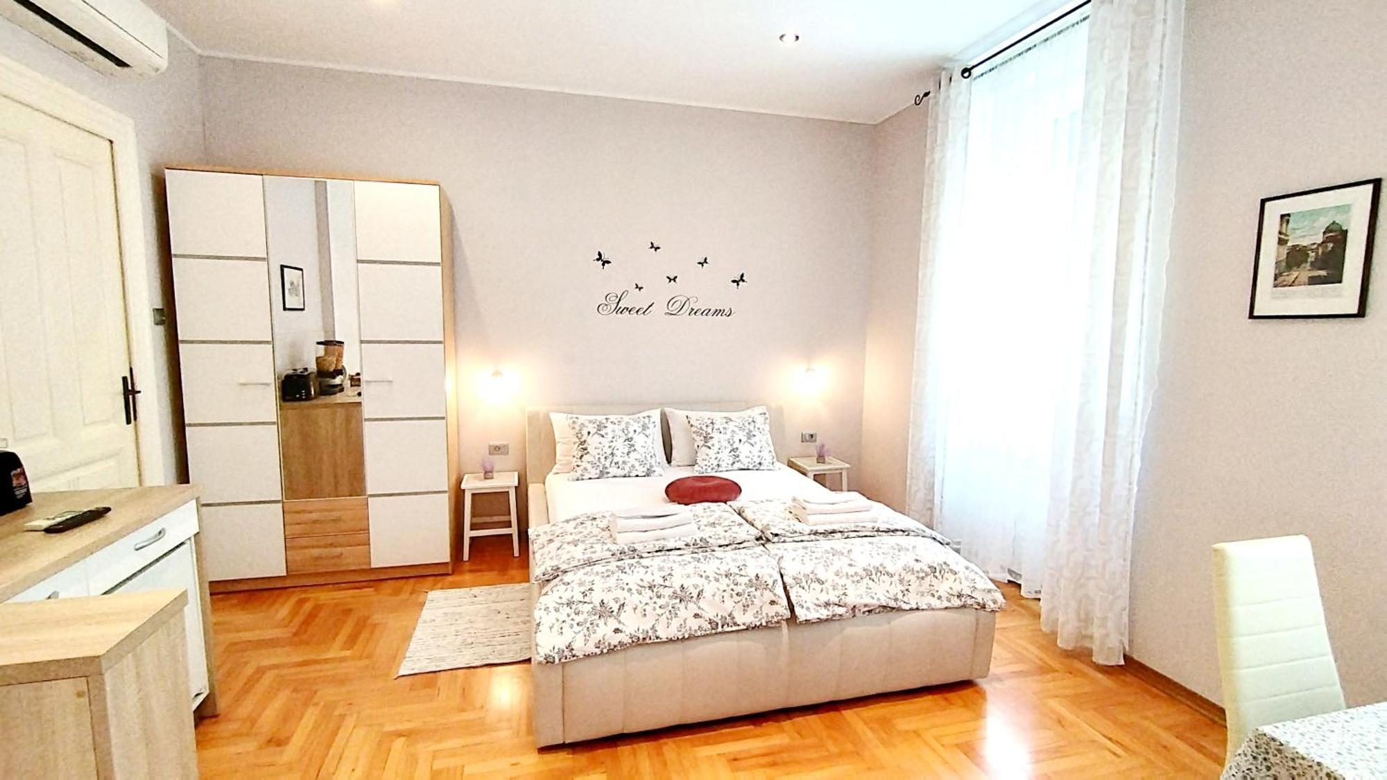 Lavender - City Room With Free Parking Póla Kültér fotó