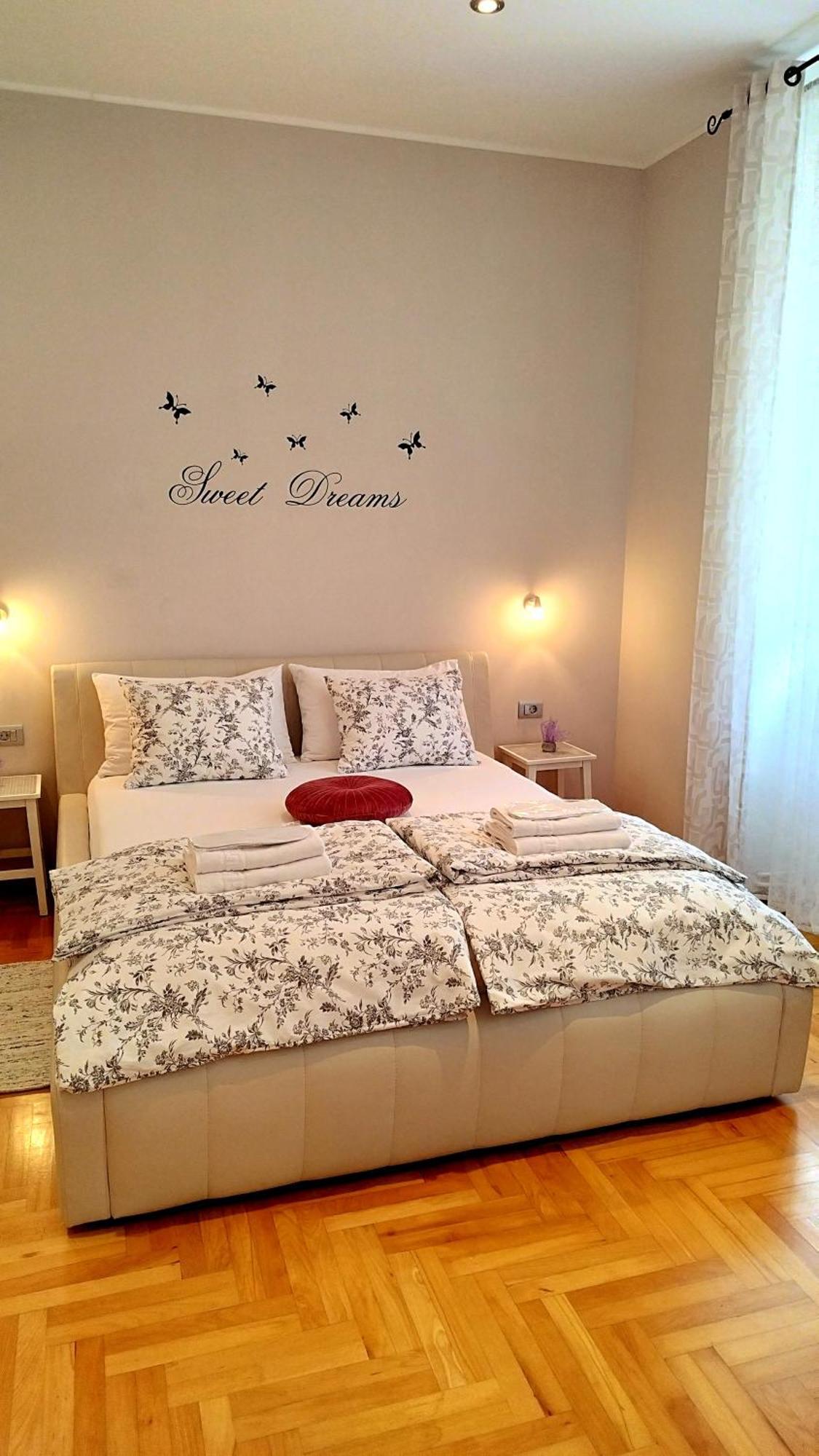 Lavender - City Room With Free Parking Póla Kültér fotó