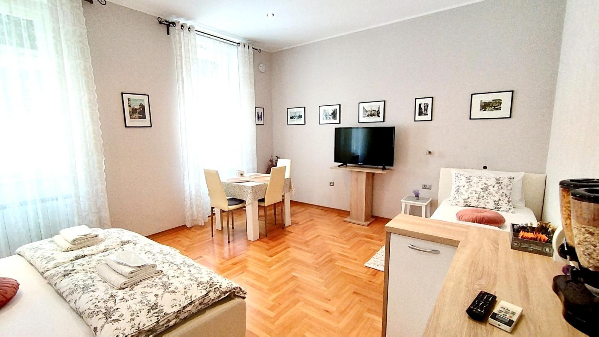 Lavender - City Room With Free Parking Póla Kültér fotó